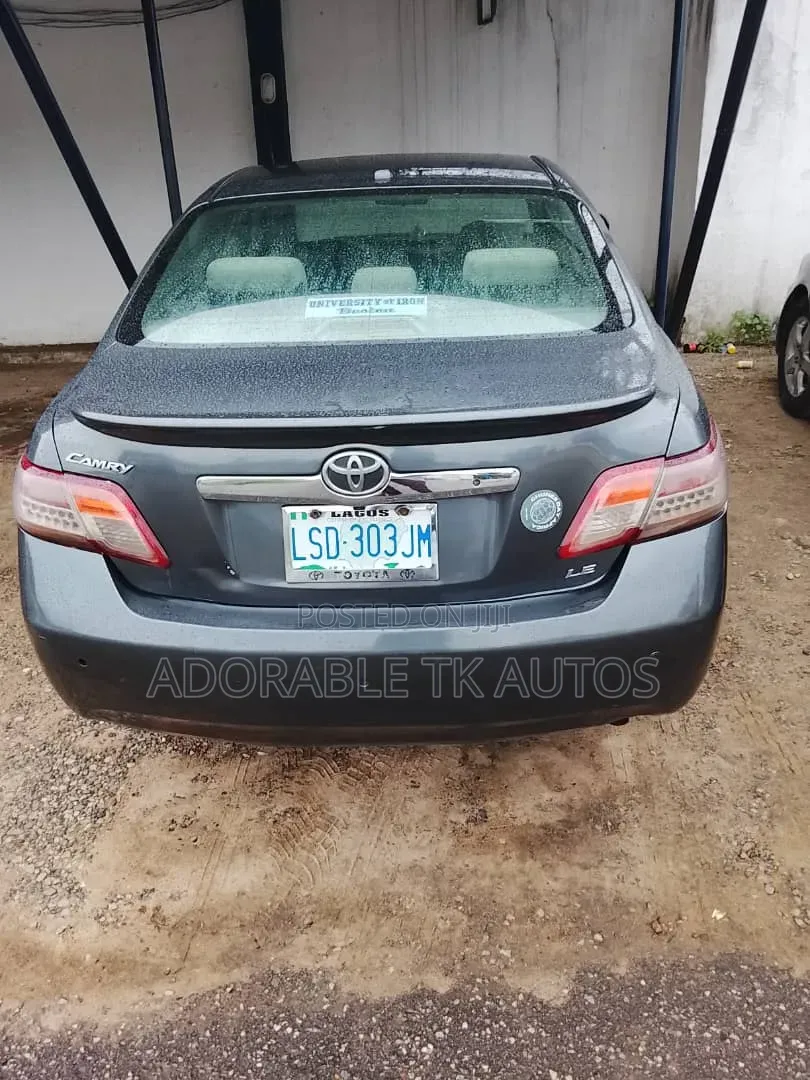 Toyota Camry LE 4dr Sedan (2.5L 4cyl 6AM) 2010 Gray