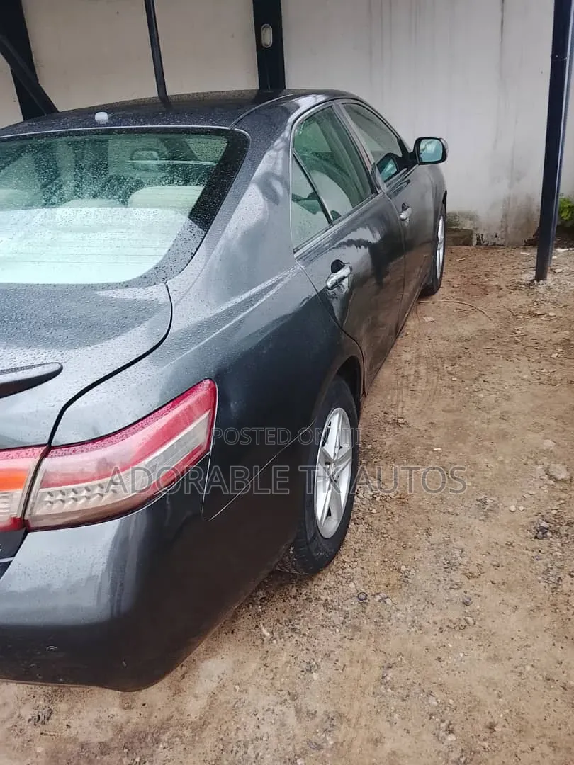 Toyota Camry LE 4dr Sedan (2.5L 4cyl 6AM) 2010 Gray