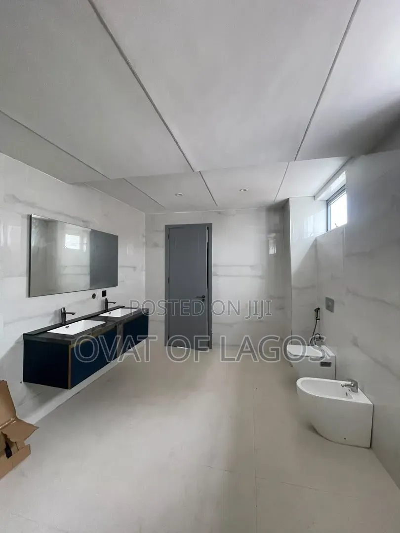 5bdrm Duplex in Banana Island for sale