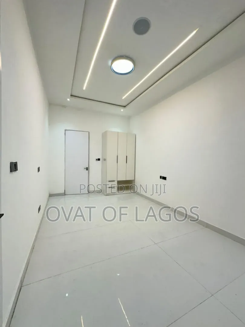5bdrm Duplex in Ikota for sale