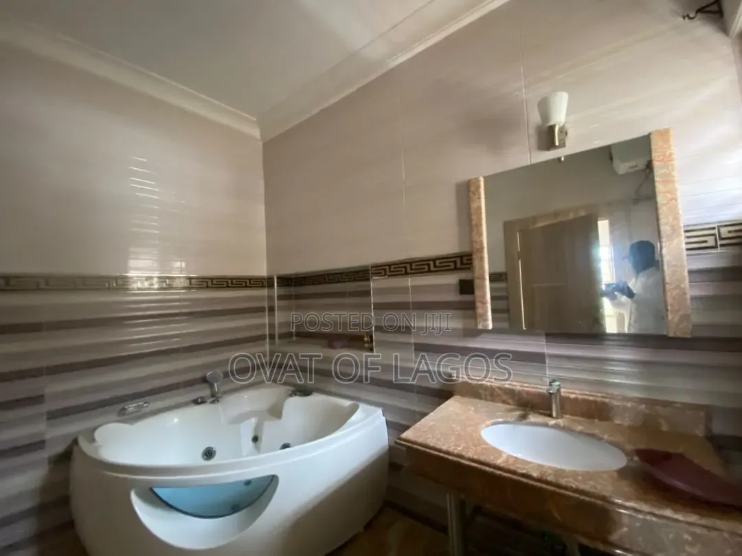 5bdrm Duplex in Ikota for rent