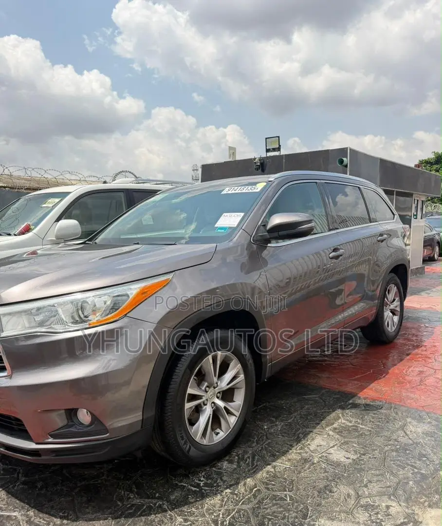Toyota Highlander XLE 4dr SUV AWD (3.5L 6cyl 6A) 2015 Gray