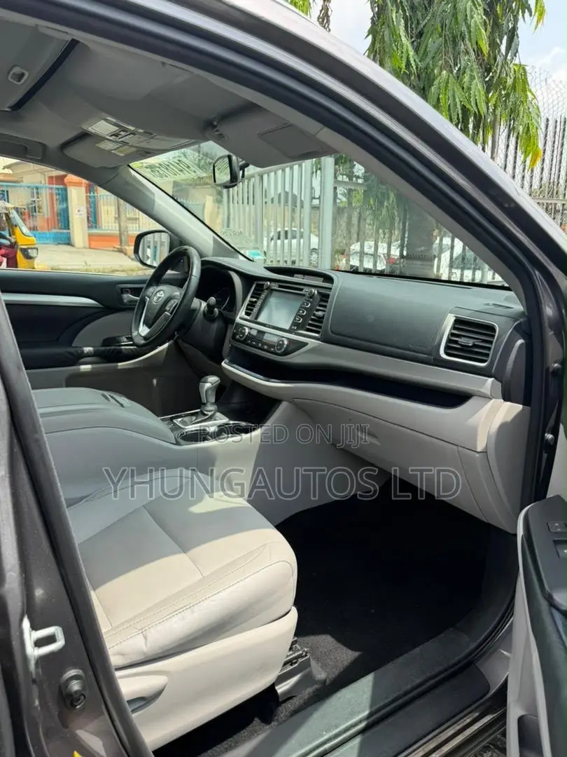 Toyota Highlander XLE 4dr SUV AWD (3.5L 6cyl 6A) 2015 Gray