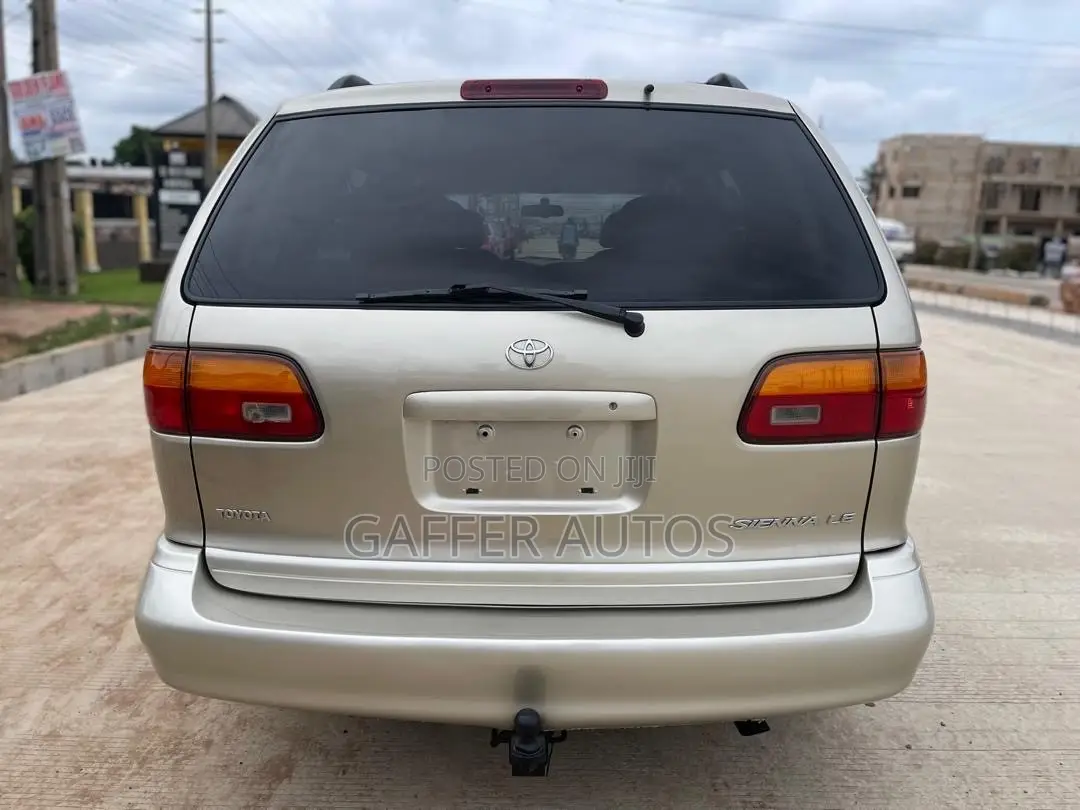 Toyota Sienna LE & 1 hatch 2000 Gold