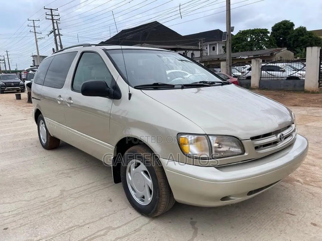 Toyota Sienna LE & 1 hatch 2000 Gold