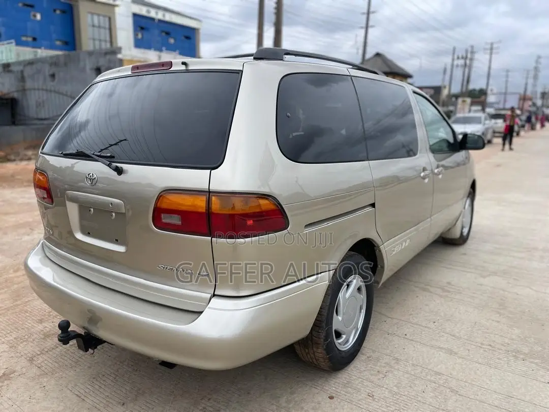 Toyota Sienna LE & 1 hatch 2000 Gold