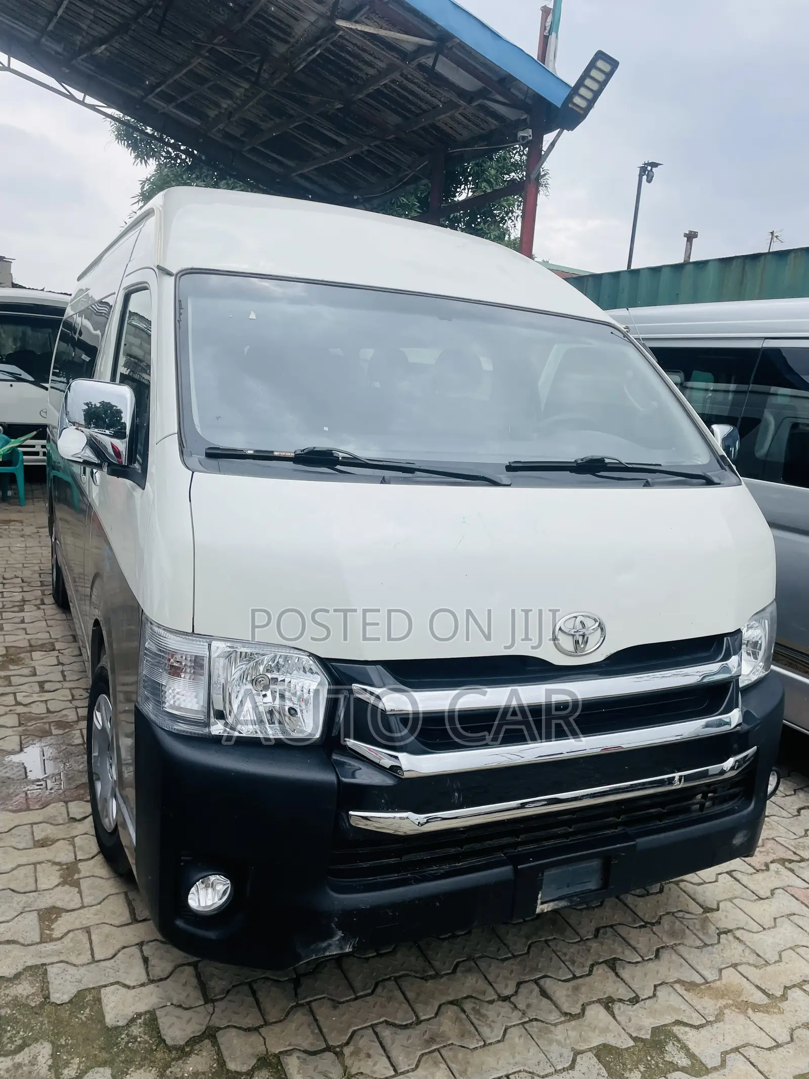 Toyota HiAce 2015 Gold