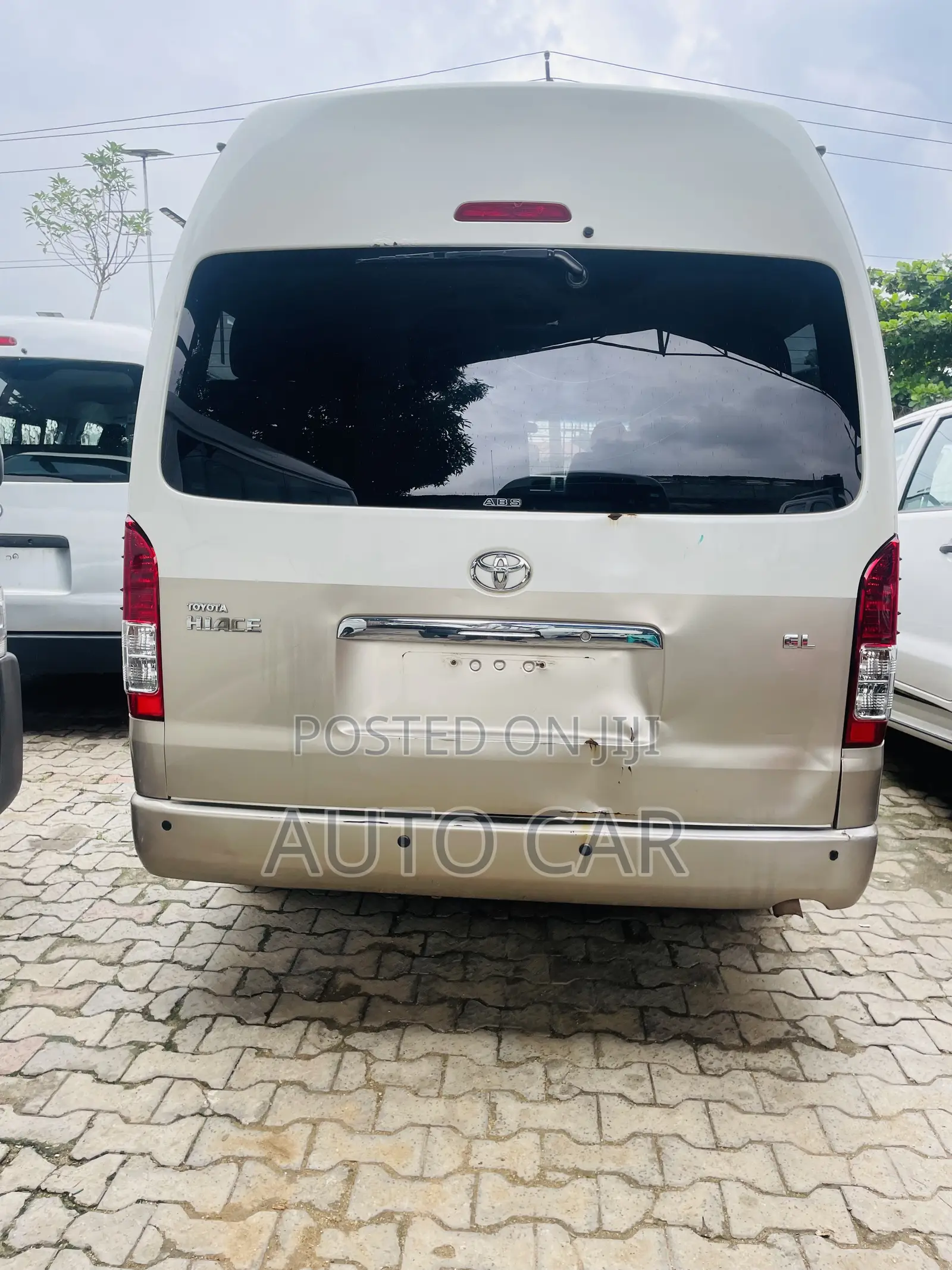 Toyota HiAce 2015 Gold