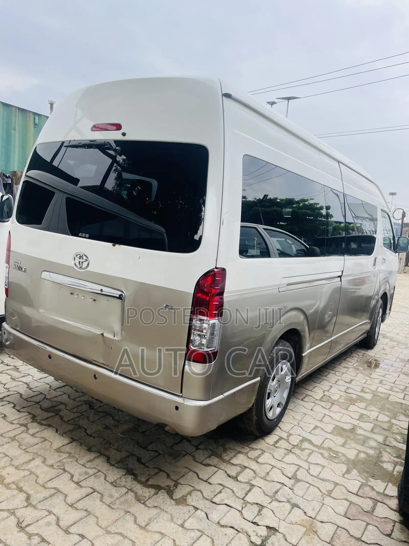 Toyota HiAce 2015 Gold