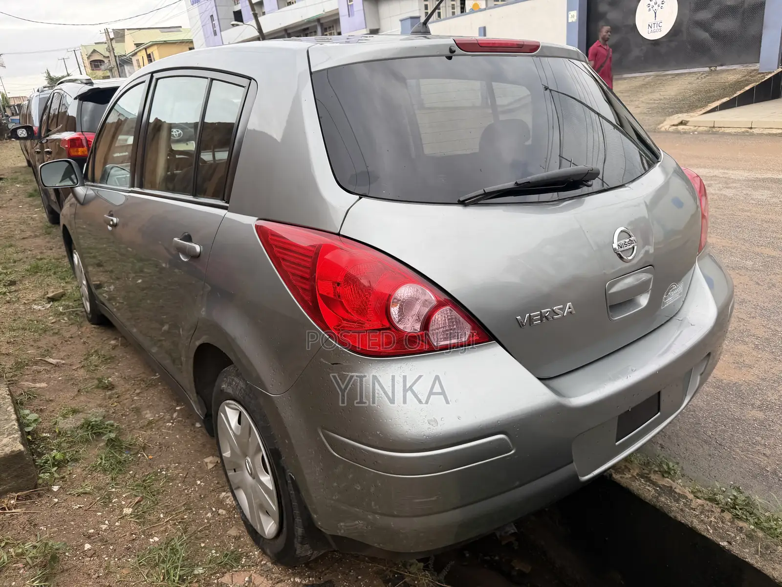 Nissan Versa Hatchback 1.8 S 2009 Green