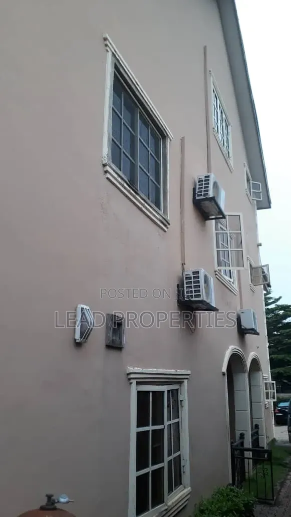 8bdrm Mansion in Alagbaka Gra, Akure for sale