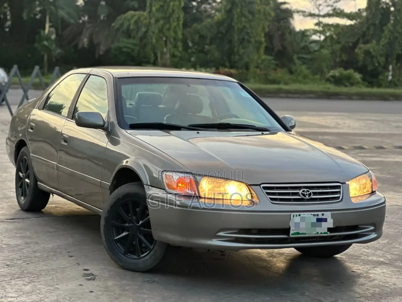 Toyota Camry LE 4dr Sedan (2.4L 4cyl 5M) 2002 Gray