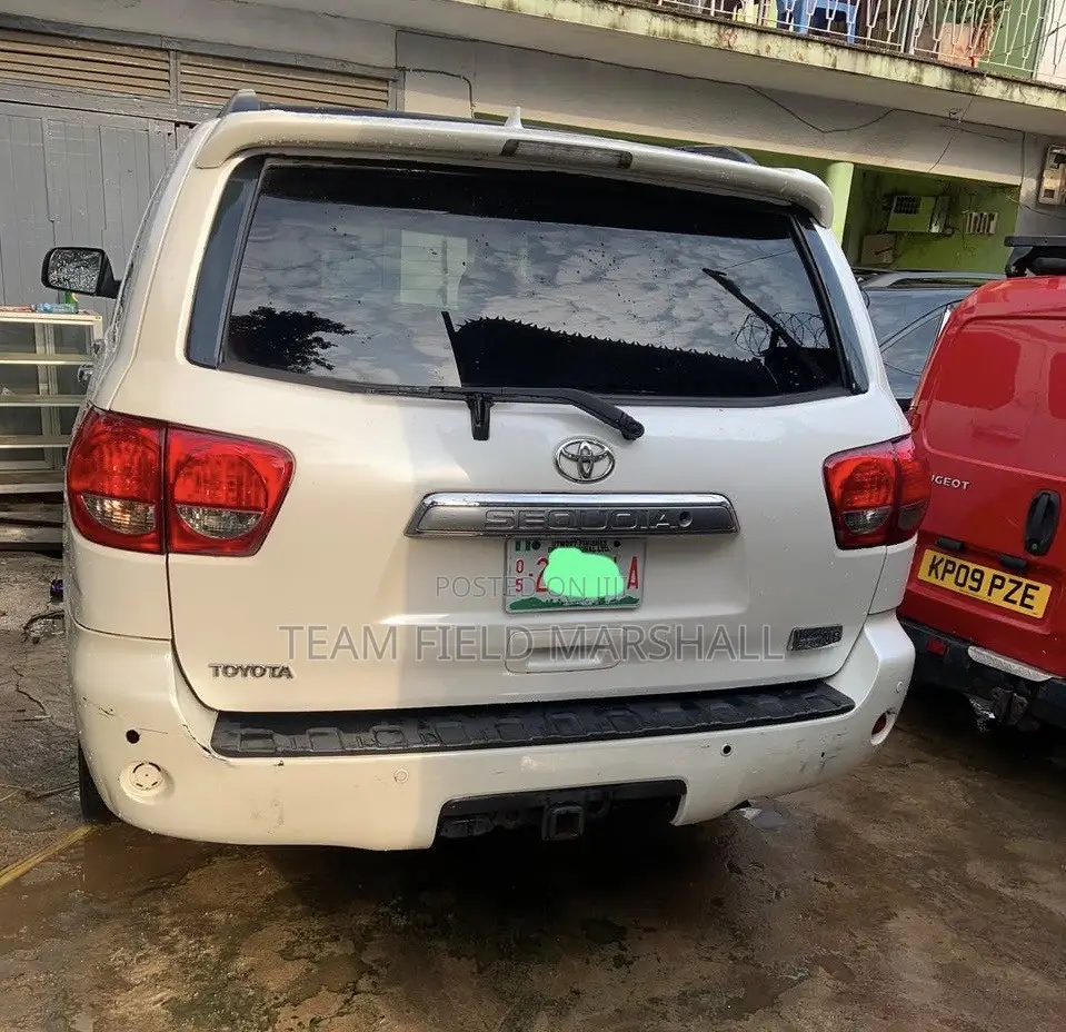 Toyota Sequoia SR5 4dr SUV 4WD (5.7L 8cyl 6A) 2012 White