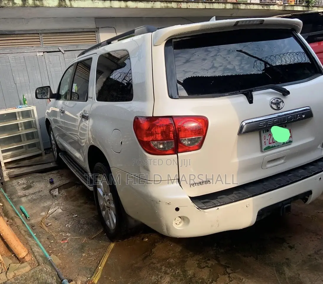 Toyota Sequoia SR5 4dr SUV 4WD (5.7L 8cyl 6A) 2012 White