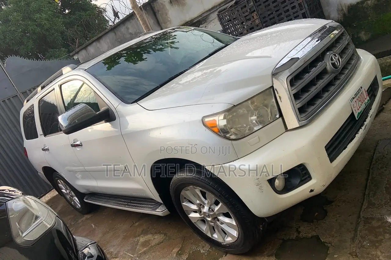Toyota Sequoia SR5 4dr SUV 4WD (5.7L 8cyl 6A) 2012 White