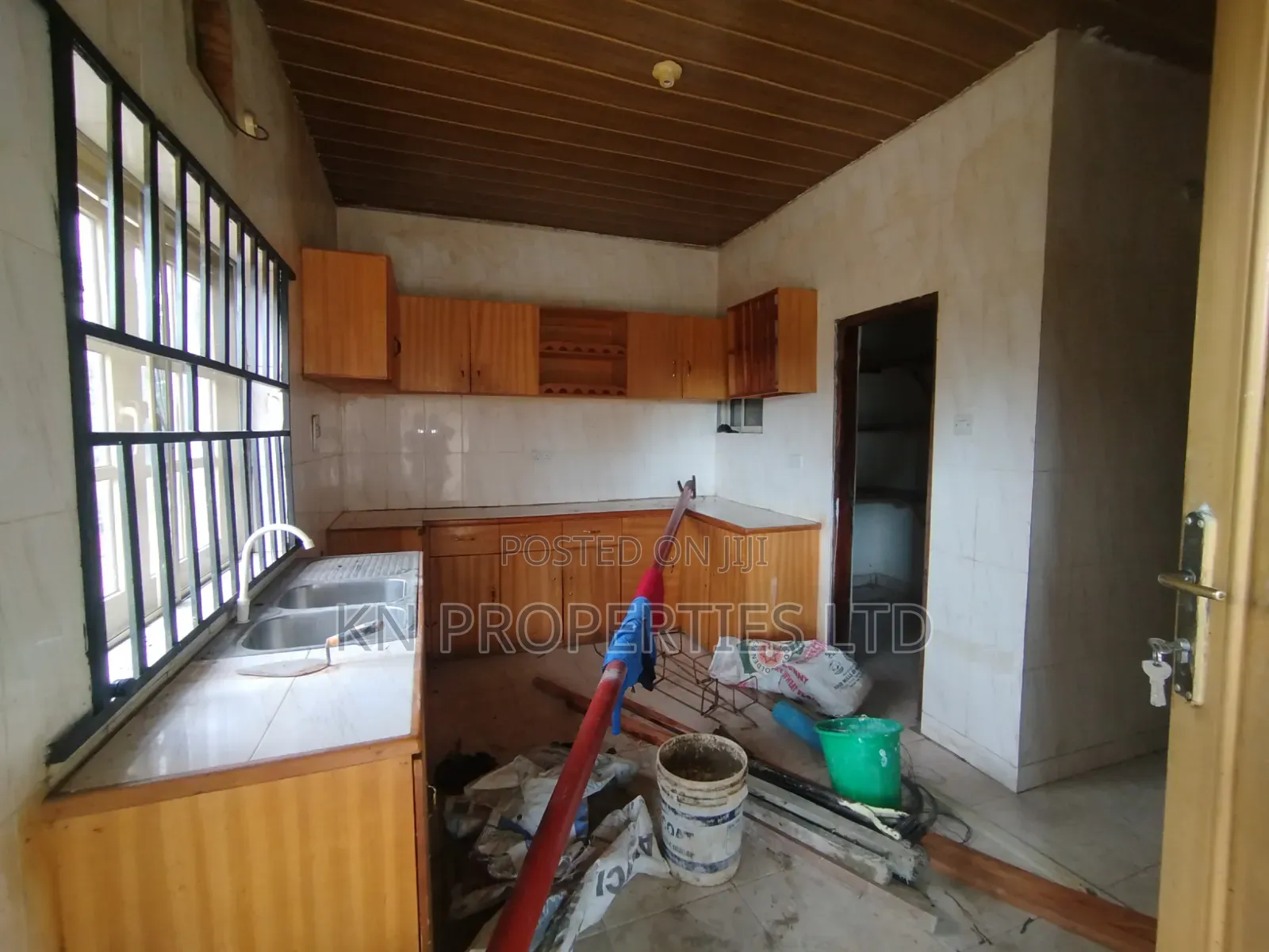4bdrm Bungalow in Airport Road, Sabon Lugbe for rent