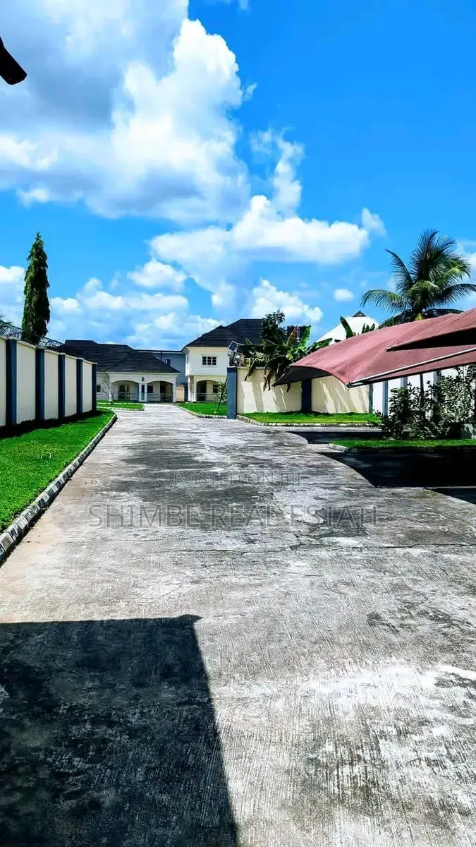8bdrm Block of Flats in Osongoma Estate, Uyo for sale