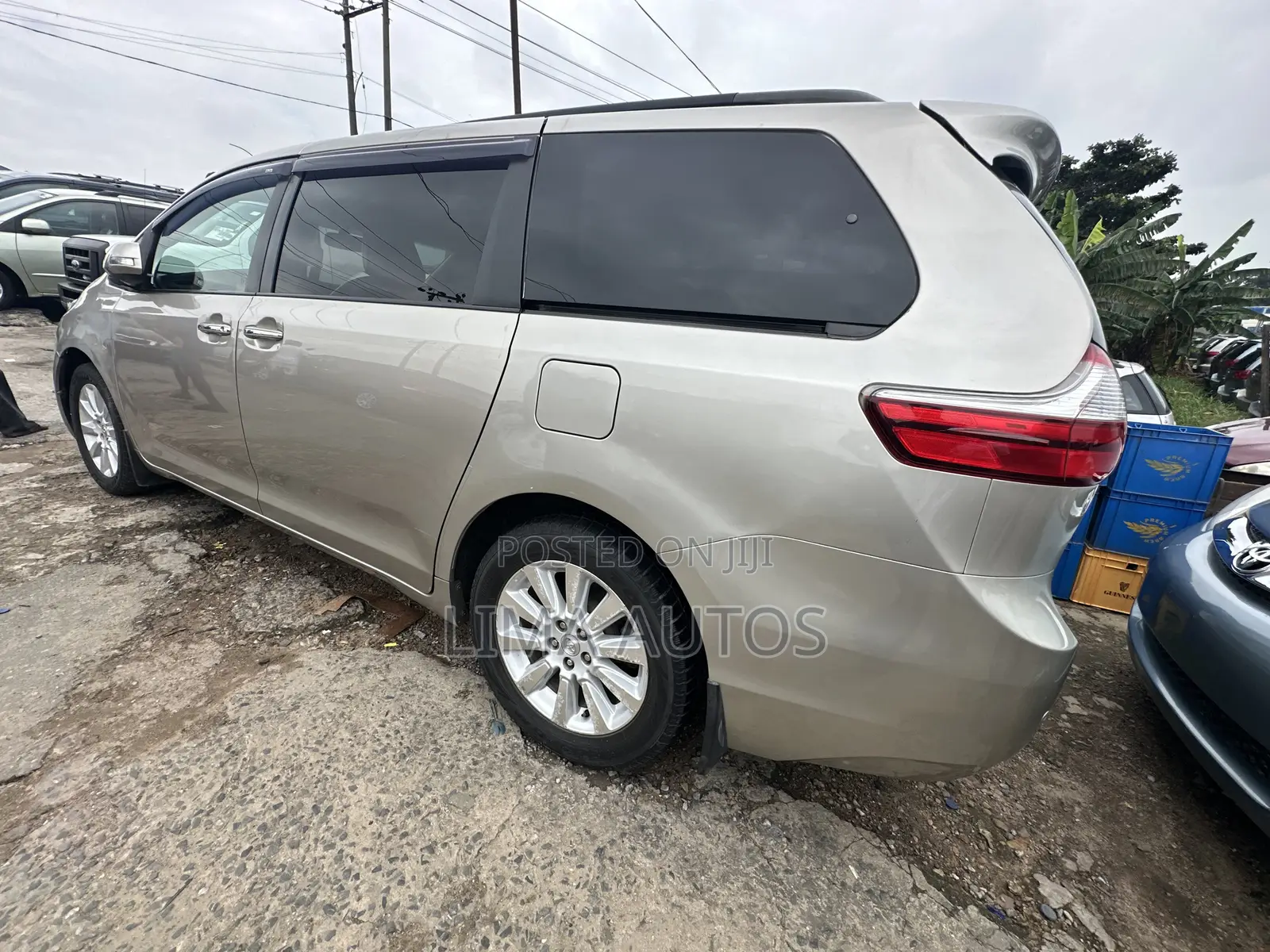 Toyota Sienna 2015 Gold