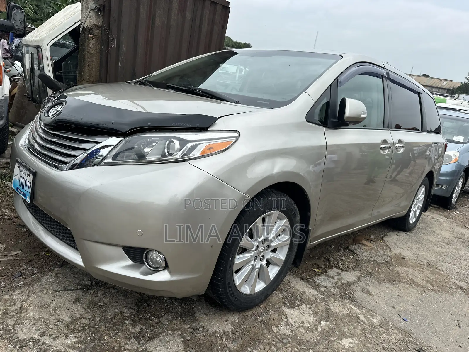 Toyota Sienna 2015 Gold