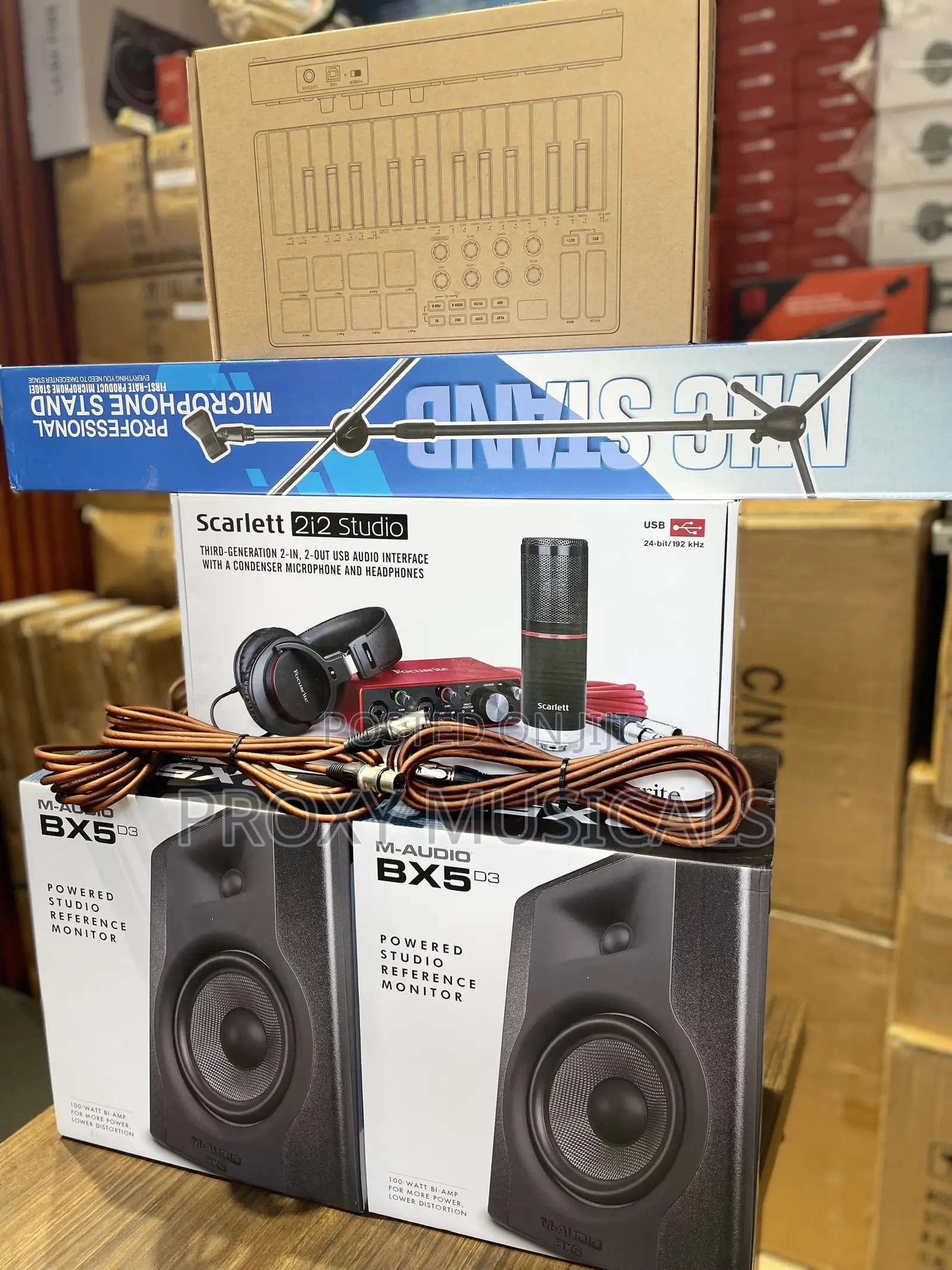 Scarlett 2i2 Studio Bundle, BX5D3 Monitor, Midi Keyboard Mic Stand