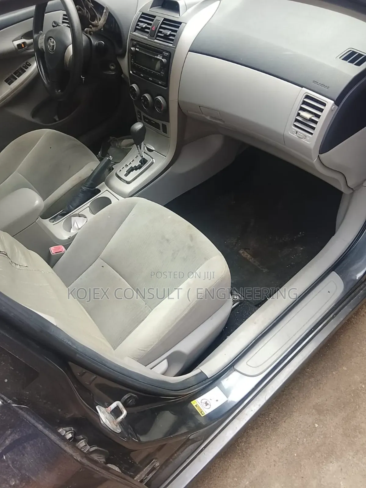 Toyota Corolla LE 4dr Sedan (1.8L 4cyl 4A) 2012 Gray