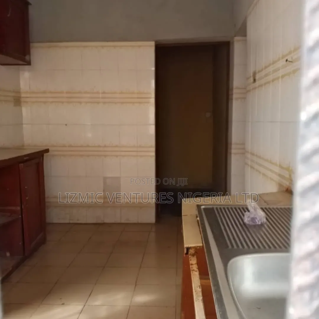 3bdrm Apartment in Mosalashi, Igando / Ikotun/Igando for rent