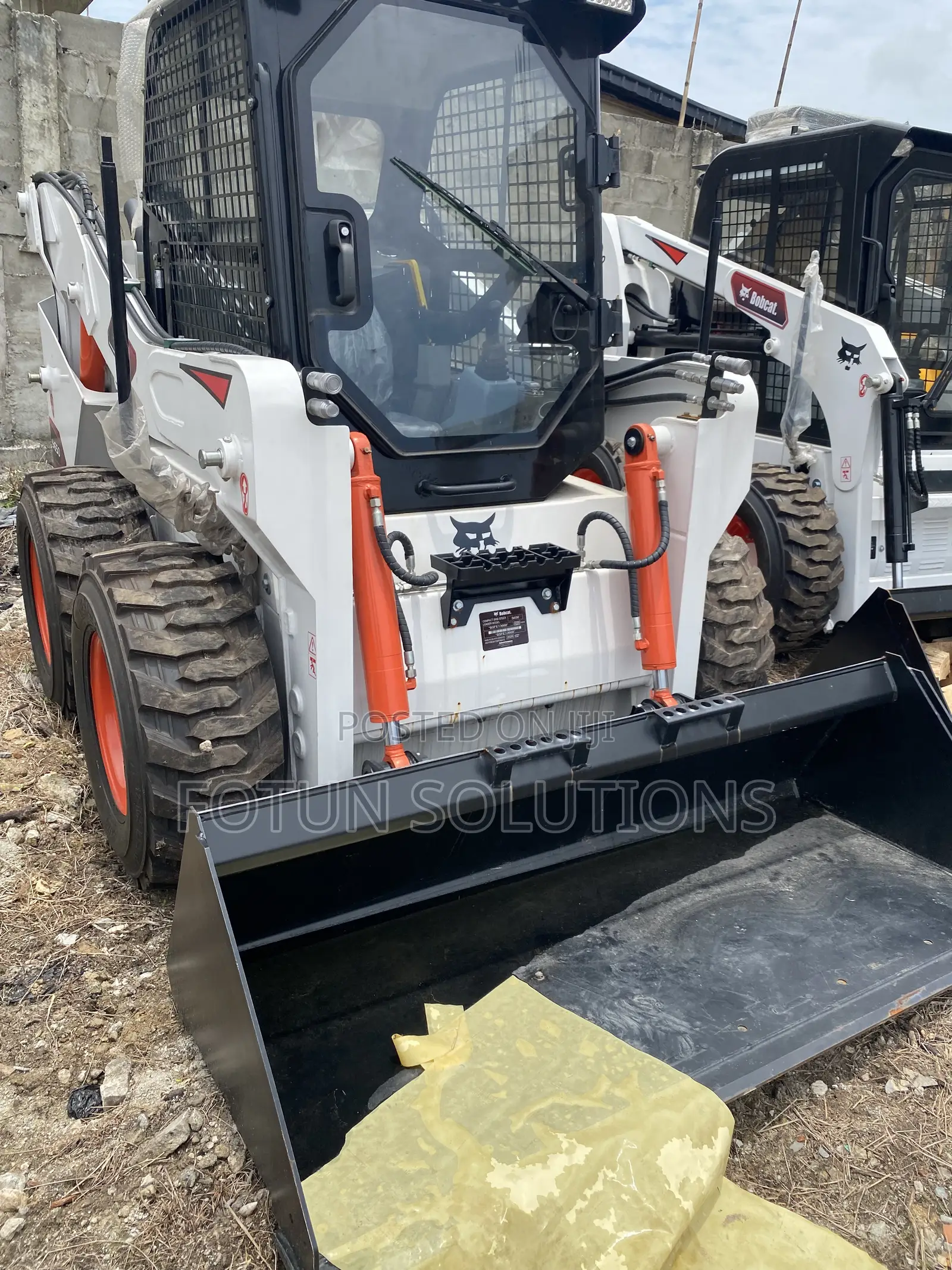 Bobcat Pay Loader Machine