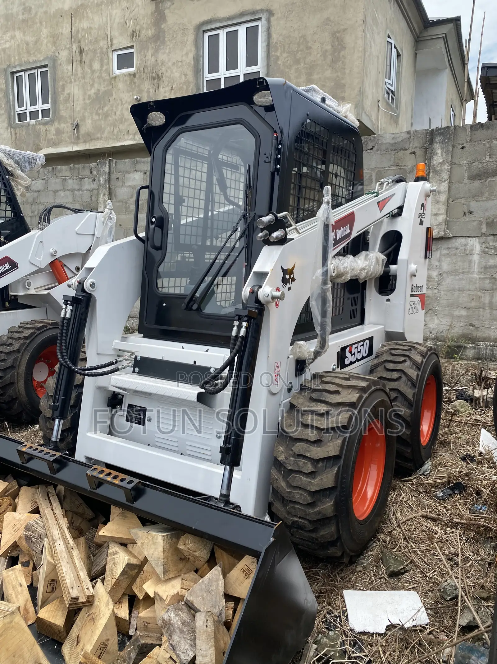 Bobcat Pay Loader Machine