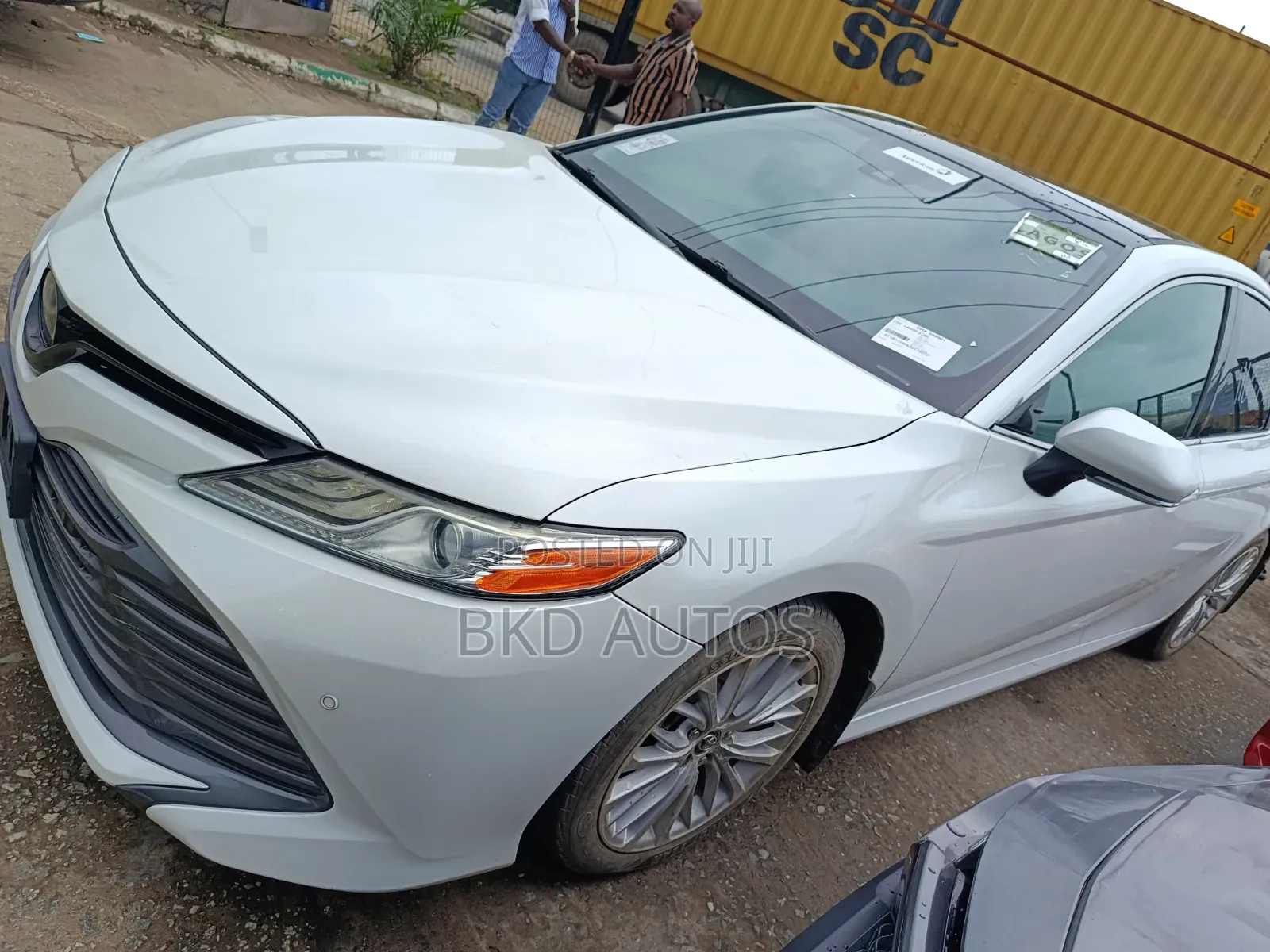 Toyota Camry XLE FWD (2.5L 4cyl 8AM) 2018 White