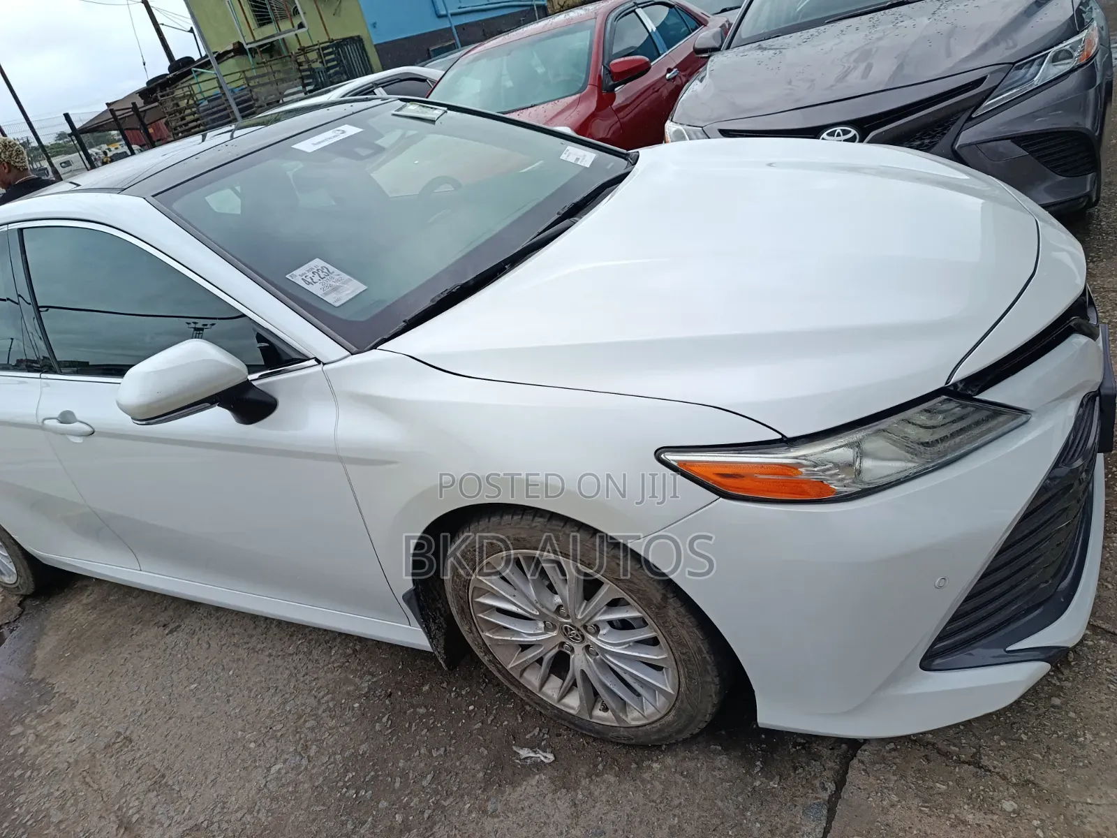Toyota Camry XLE FWD (2.5L 4cyl 8AM) 2018 White