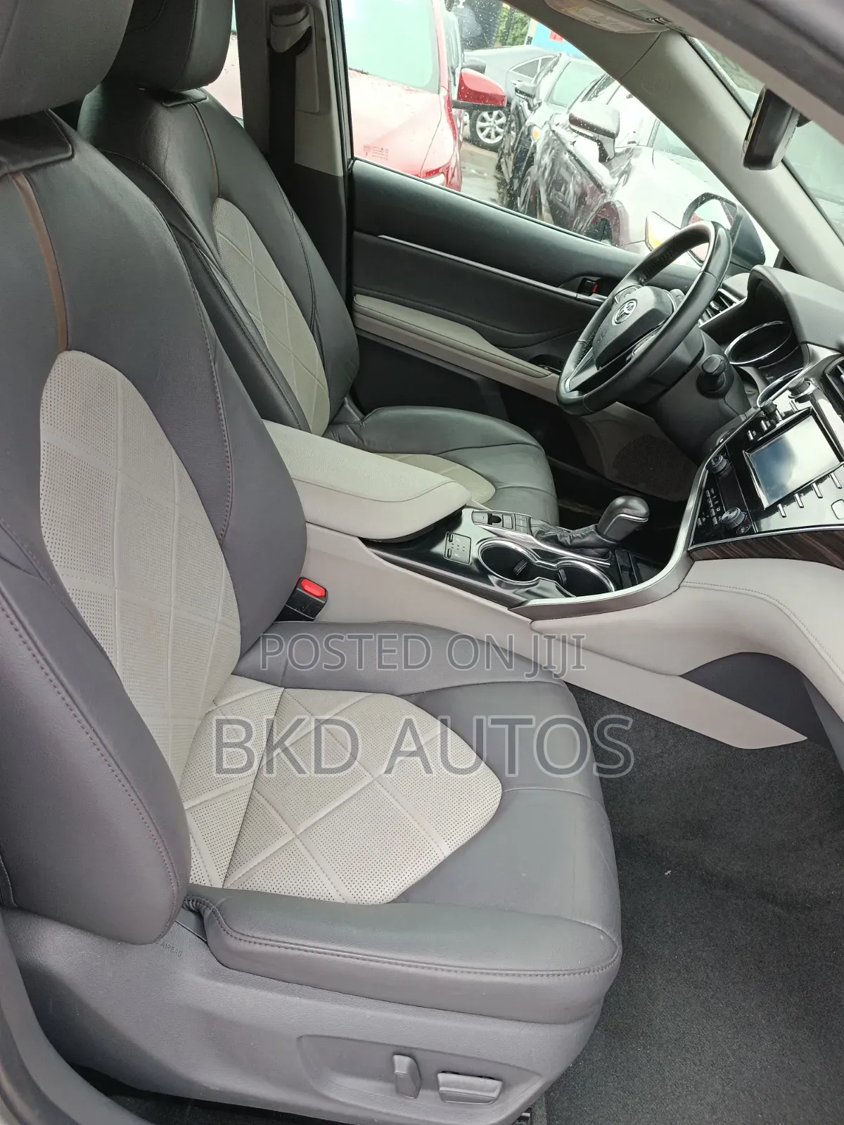 Toyota Camry XLE FWD (2.5L 4cyl 8AM) 2018 White
