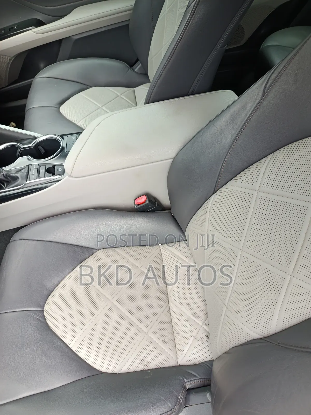 Toyota Camry XLE FWD (2.5L 4cyl 8AM) 2018 White