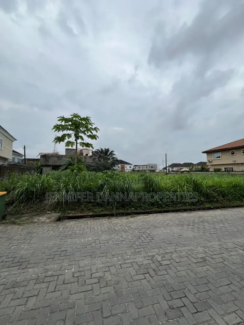 Cornerpiece Land Measuring 400sqm