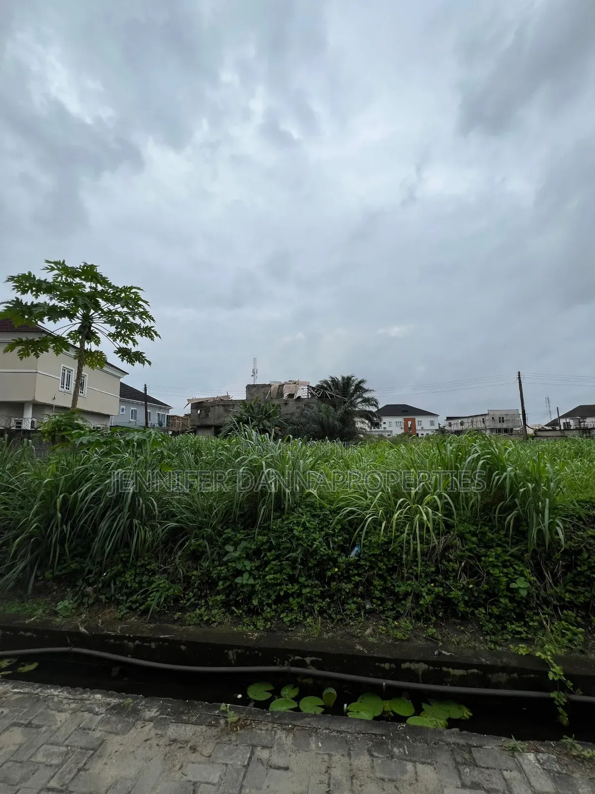Cornerpiece Land Measuring 400sqm