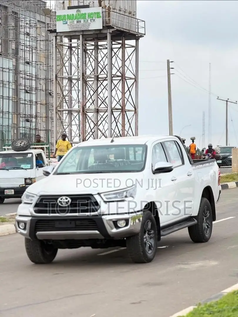 New Toyota Hilux 2025 White