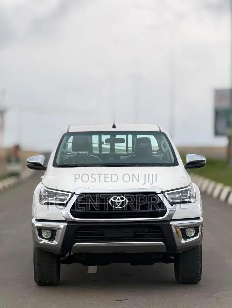 New Toyota Hilux 2025 White