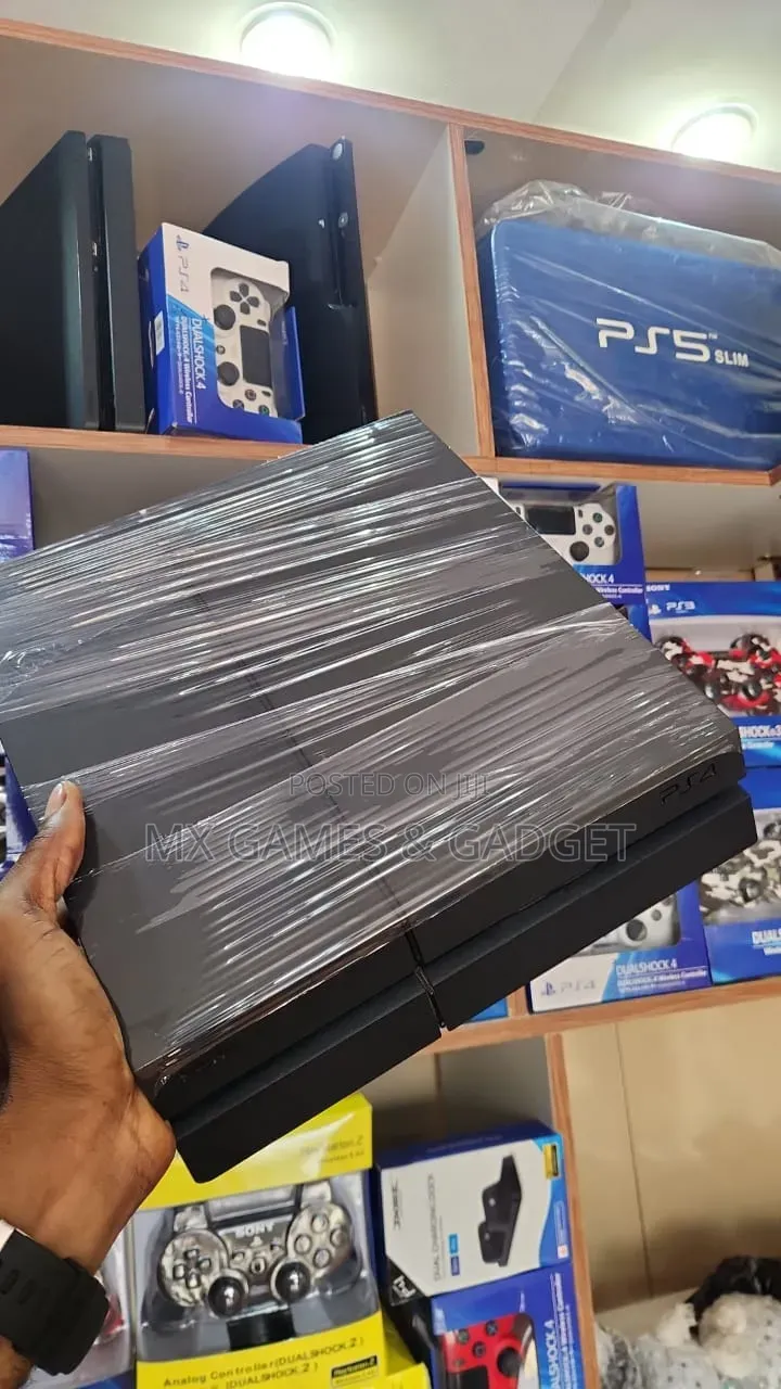 Playstation 4 Fat UK Used Clean With 2 Pad and 8 Games Installed