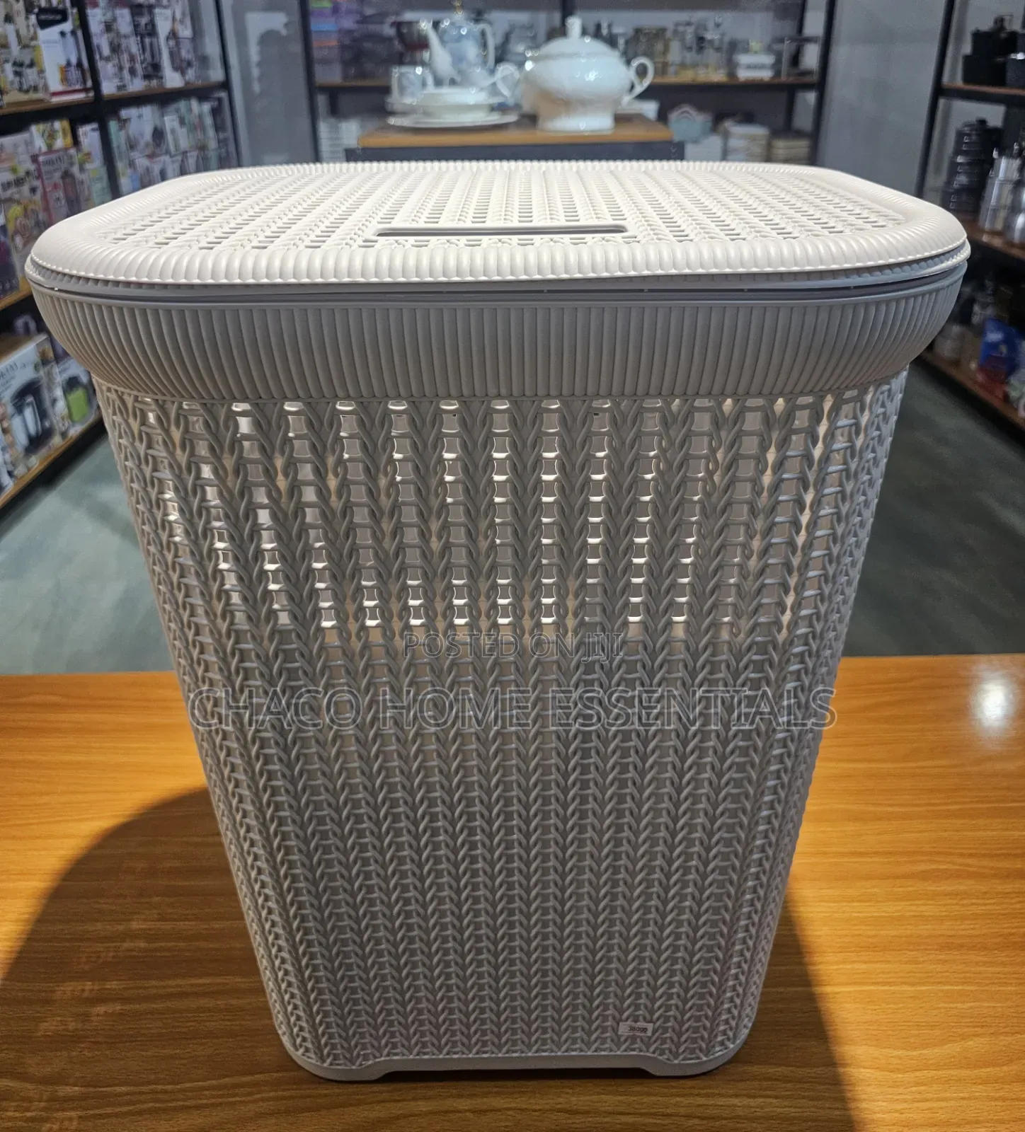 Woven Plastic Laundry Basket With Lid – Light Grey /White