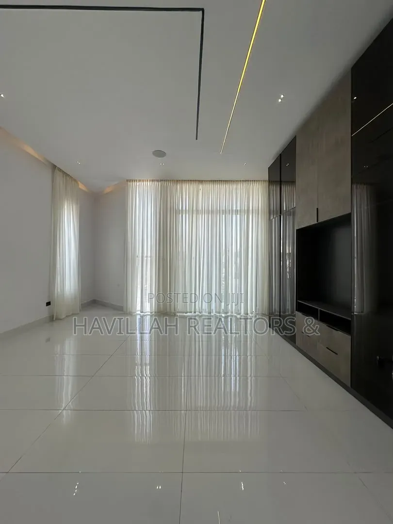 5bdrm Duplex in Ikota for sale