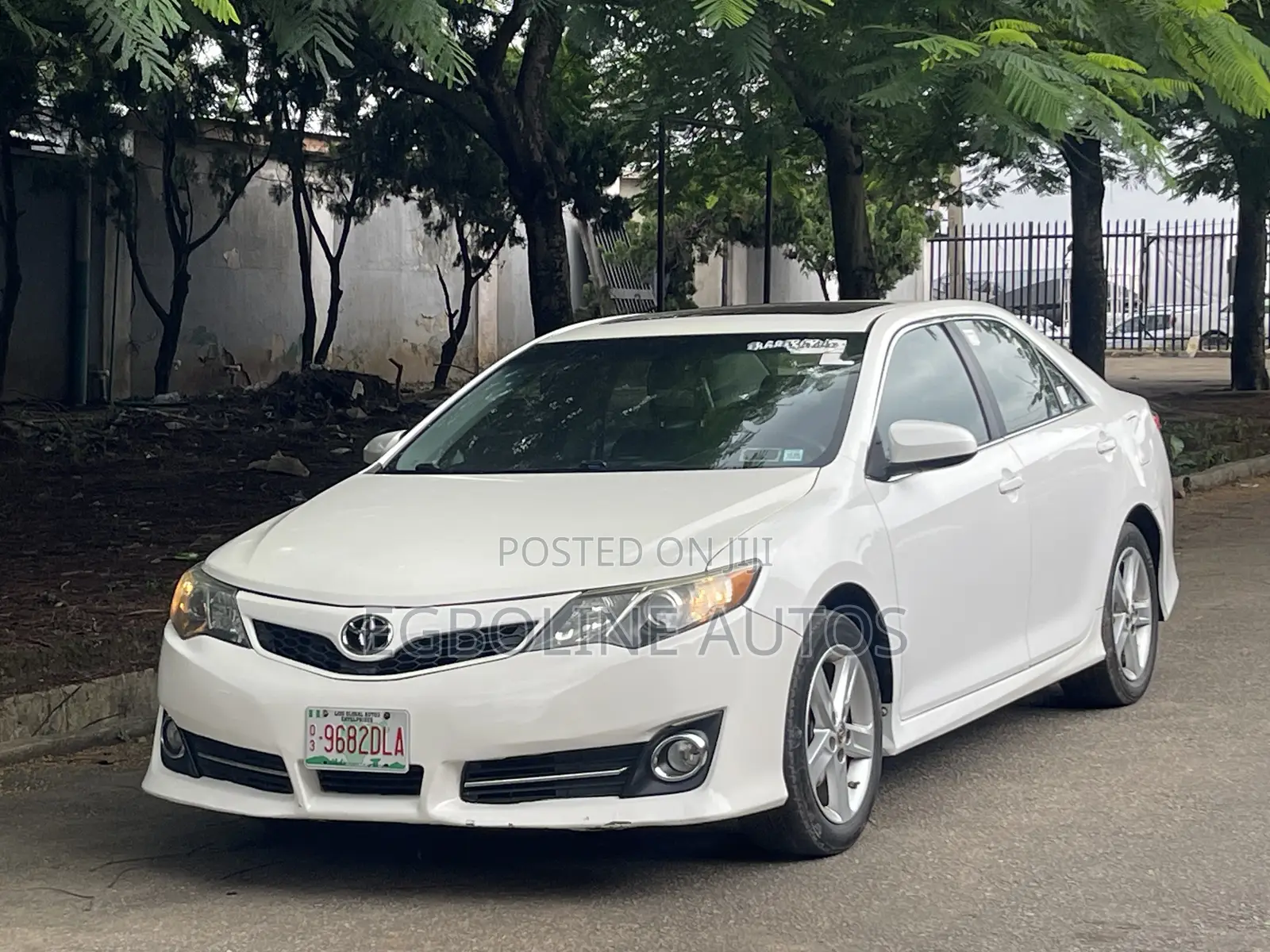 Toyota Camry SE 4dr Sedan (2.5L 4cyl 6A) 2012 White