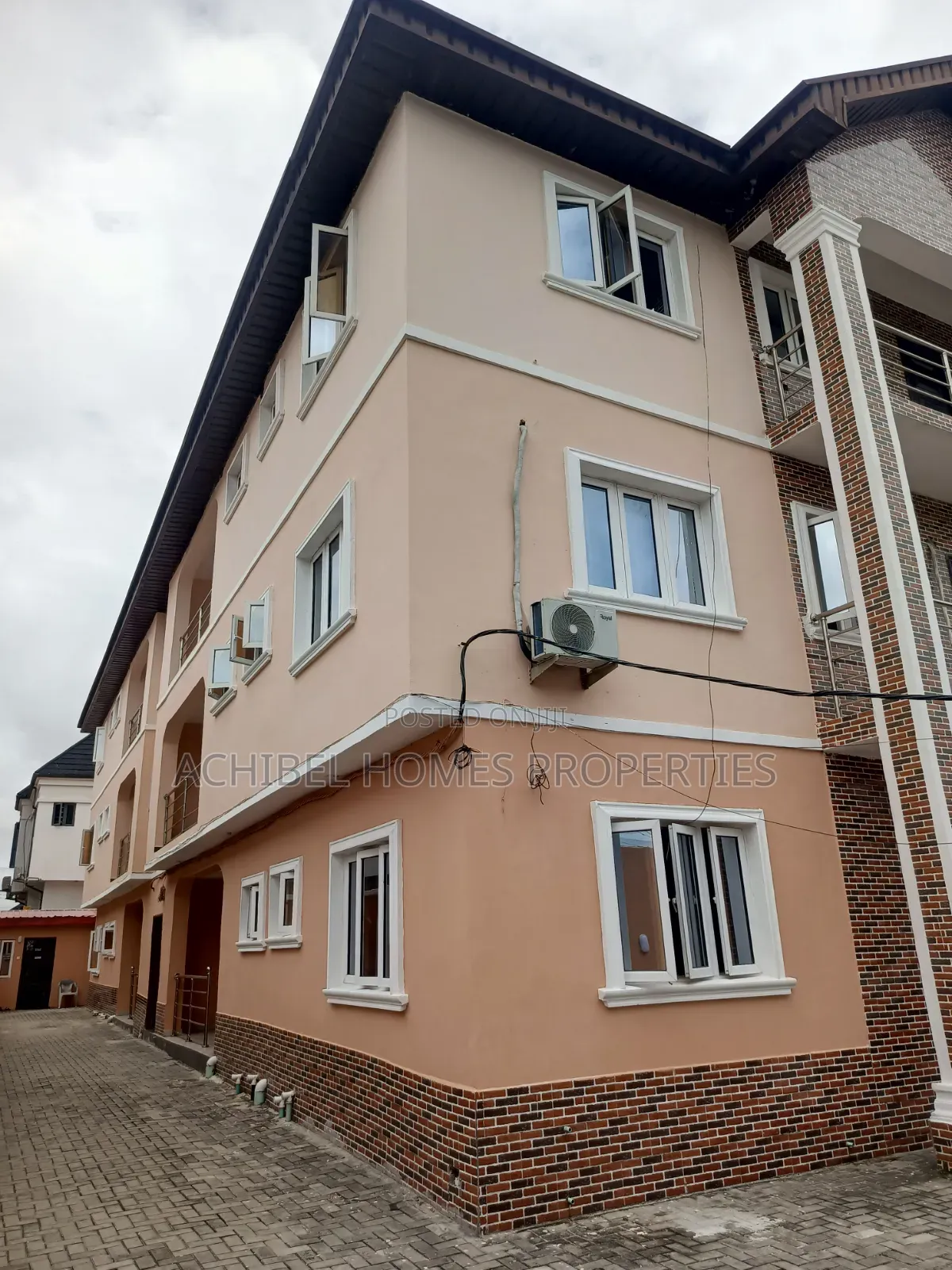 3bdrm Apartment in Osapa London, Jakande for rent