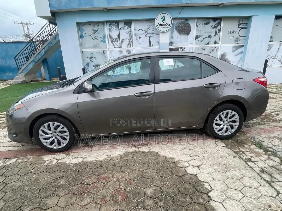 Toyota Corolla 2018 Brown