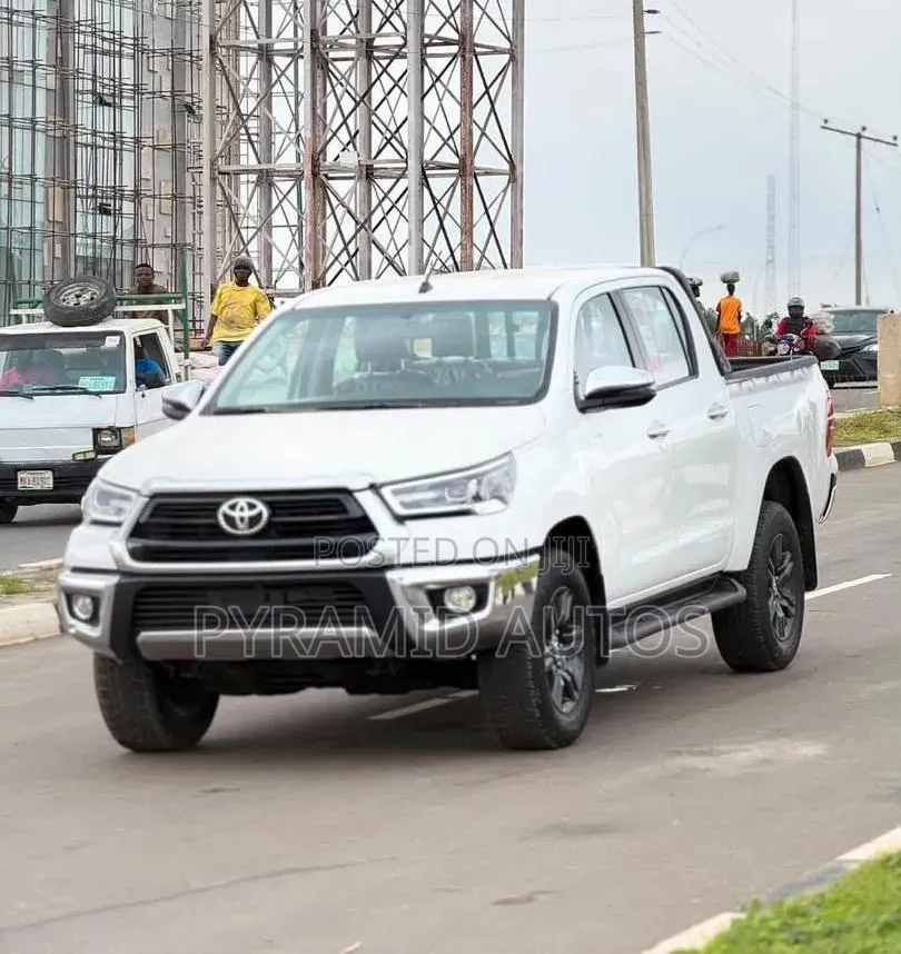 New Toyota Hilux 2025 White