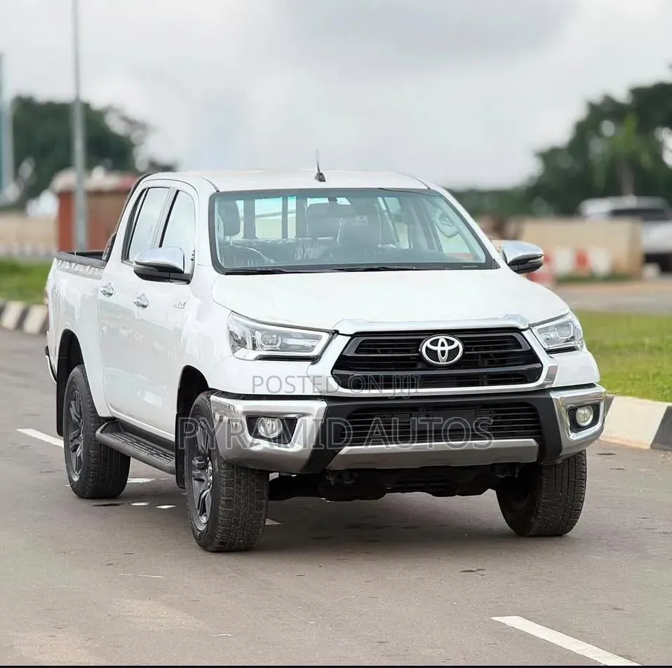 New Toyota Hilux 2025 White