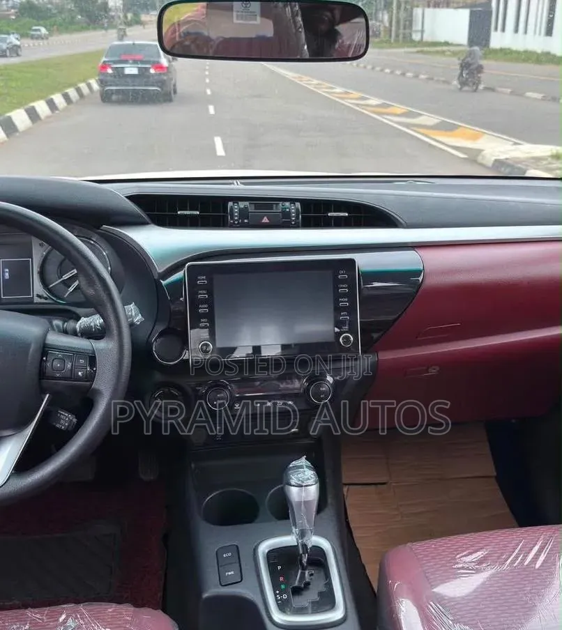 New Toyota Hilux 2025 White