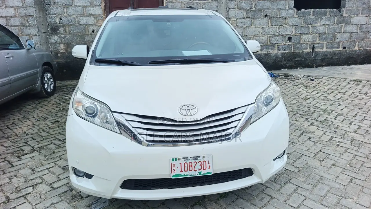 Toyota Sienna XLE 7-Passenger 4dr Minivan AWD (3.5L 6cyl 6A) 2015 White