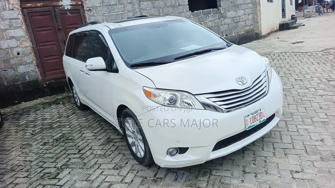 Toyota Sienna XLE 7-Passenger 4dr Minivan AWD (3.5L 6cyl 6A) 2015 White