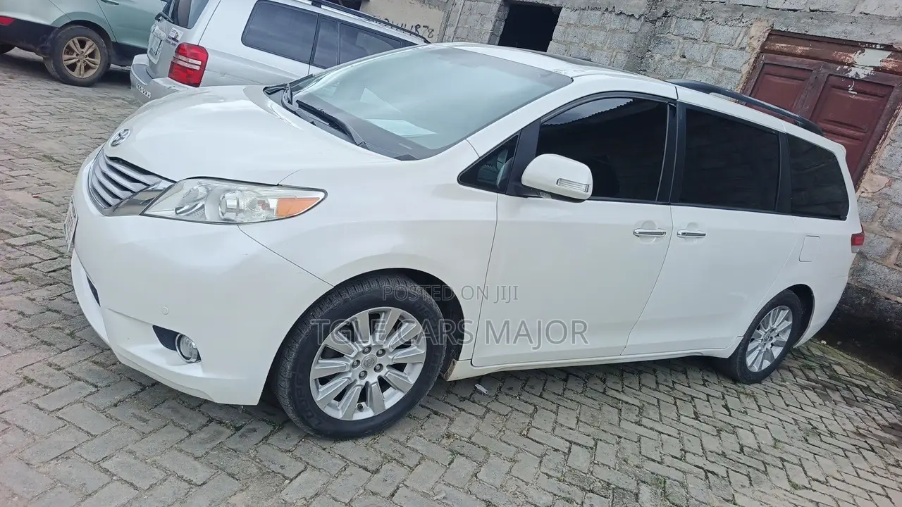 Toyota Sienna XLE 7-Passenger 4dr Minivan AWD (3.5L 6cyl 6A) 2015 White