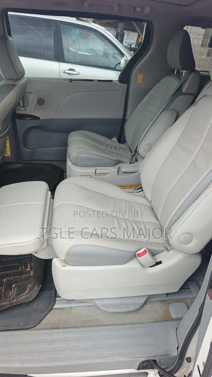Toyota Sienna XLE 7-Passenger 4dr Minivan AWD (3.5L 6cyl 6A) 2015 White