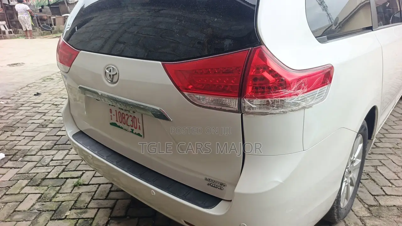 Toyota Sienna XLE 7-Passenger 4dr Minivan AWD (3.5L 6cyl 6A) 2015 White
